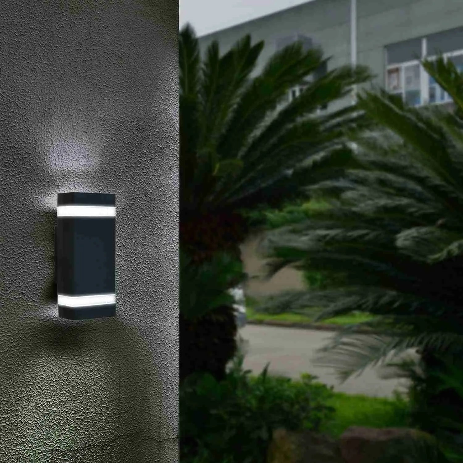 WALL LIGHT
